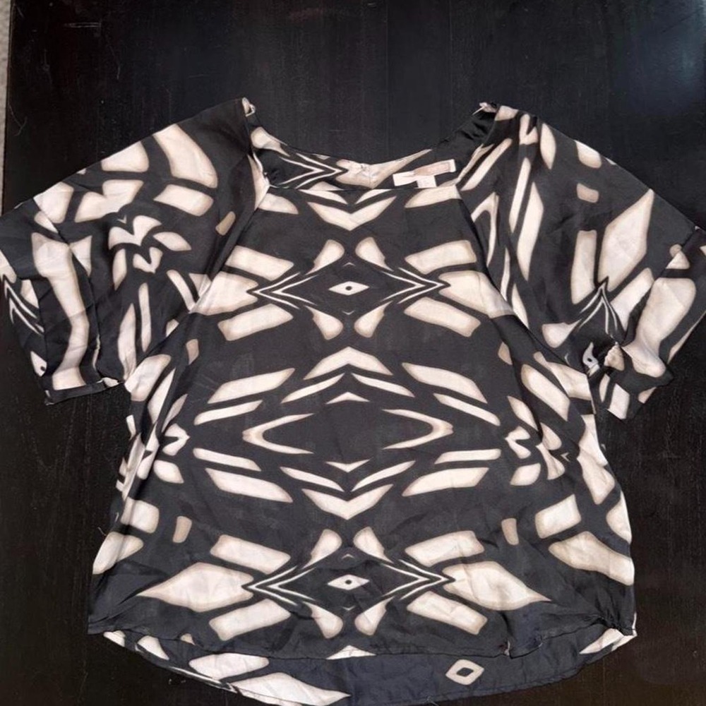 Forever 21 black & white geometric pattern blouse